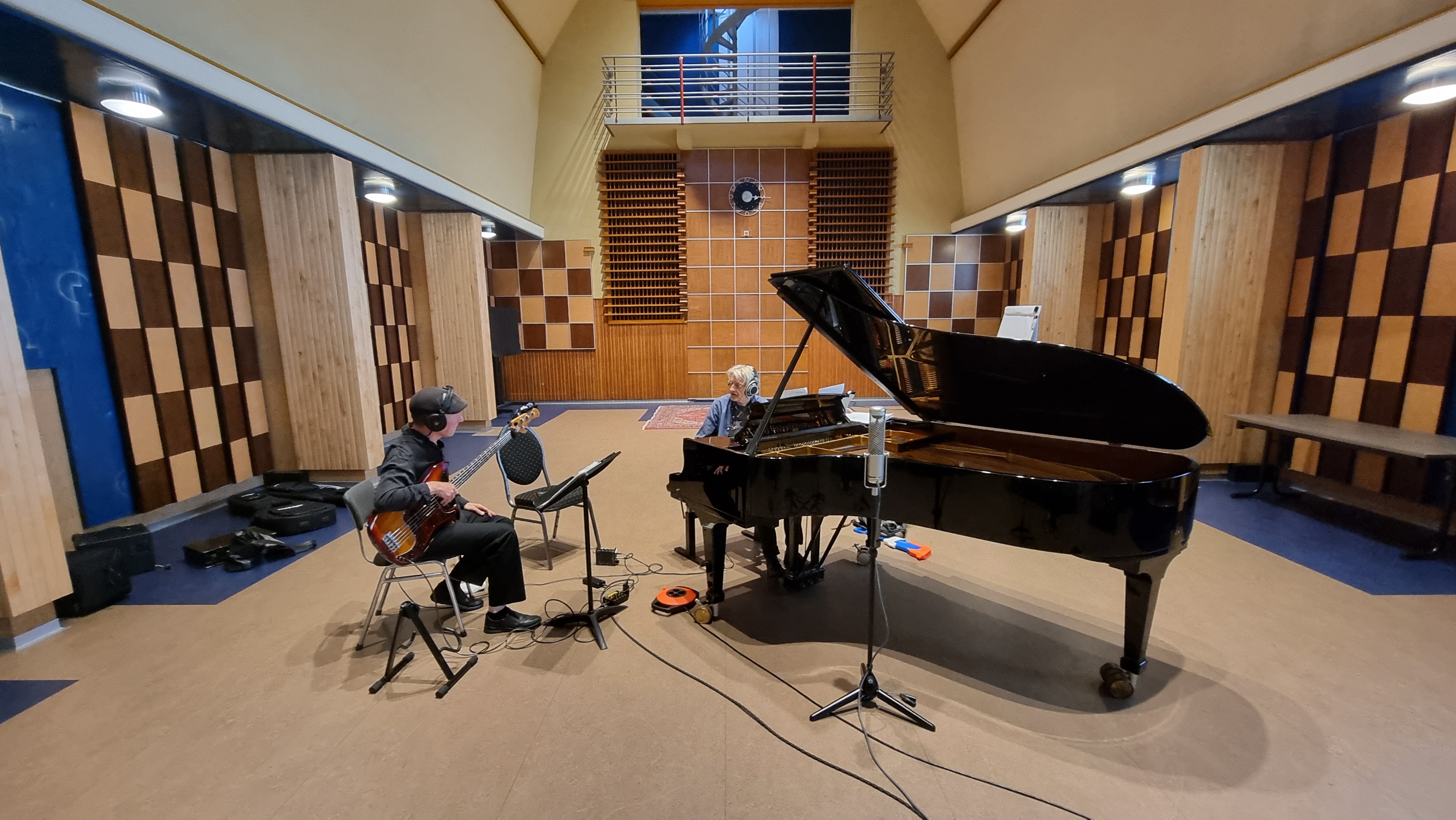 Recording session for Sound Liaison with Cajan Witmer andPeter Bjornild. A One-Mic Recording in DSD256 format