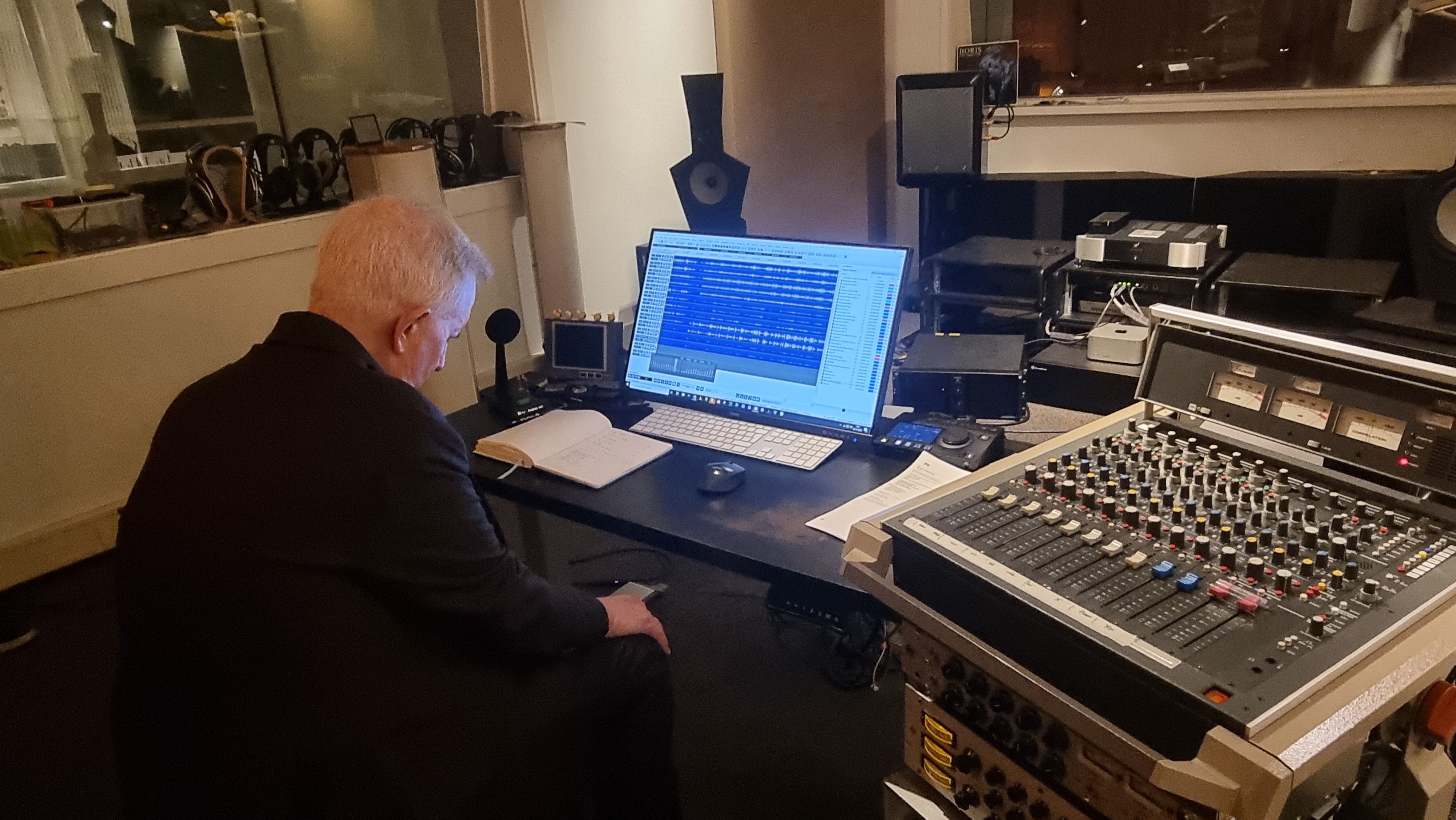 Scott Hamilton sitting with his eyes closed listening to the recording made by Frans de Rond
